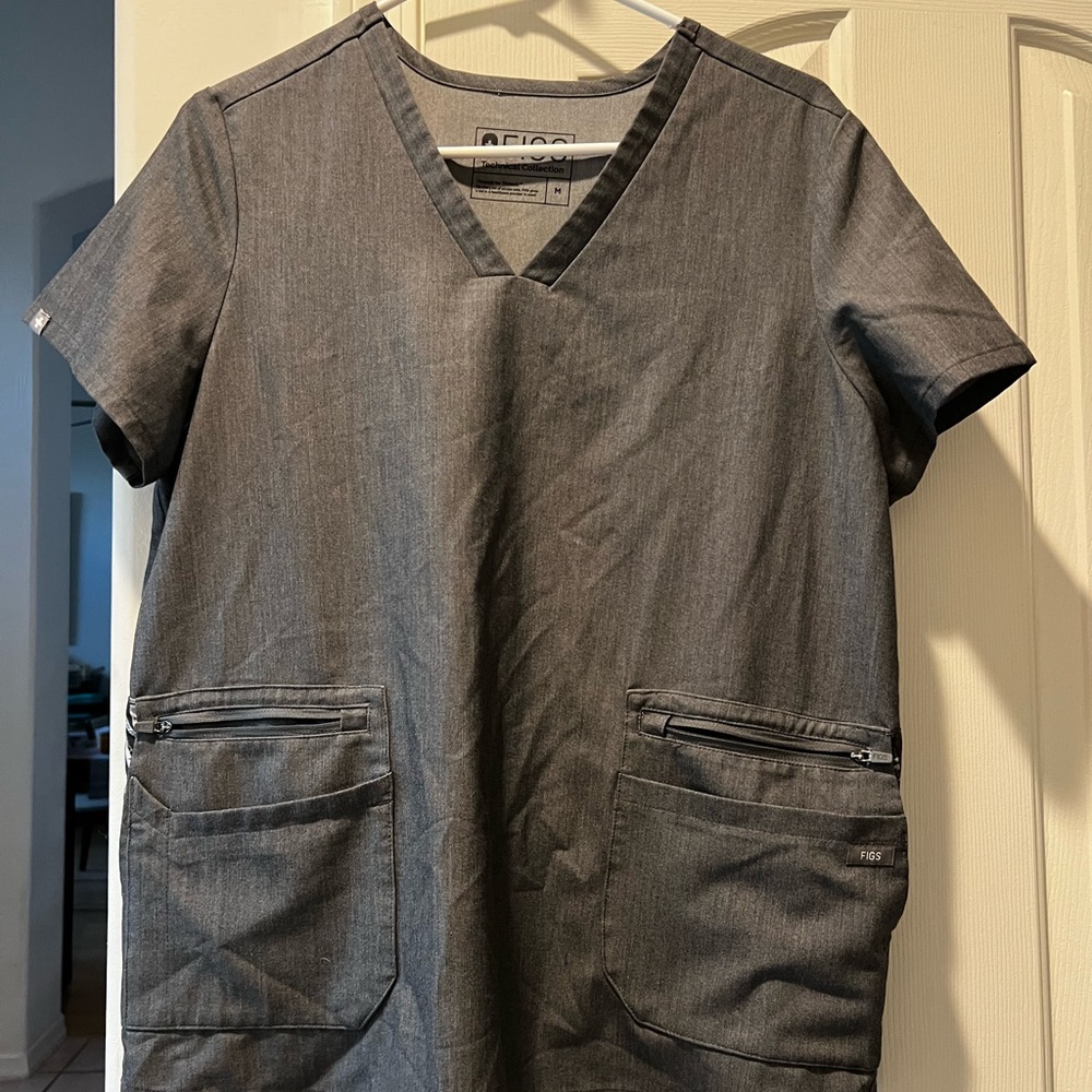 Figs Technical Collection Women’s M graphite Scrub Top